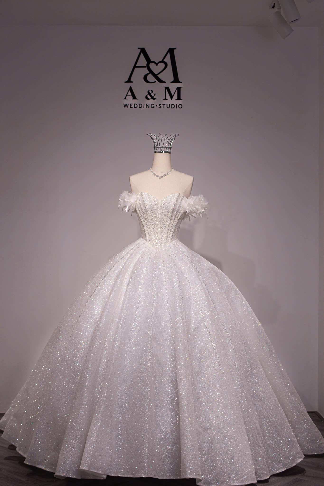 VÁY LỄ TAY ĐÍNH HOA